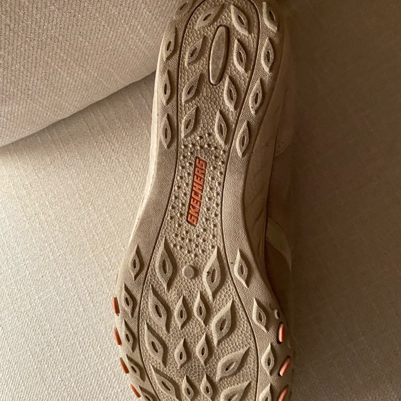 Skechers Ladies size 8.5 slip-ons. - Picture 4 of 5